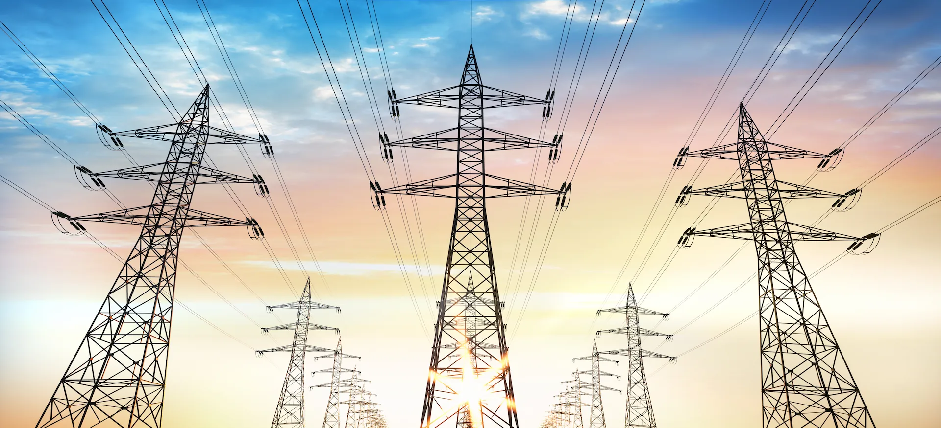 Hochspannungsmasten bei Sonnenuntergang – europäische Stromnetz-Infrastruktur